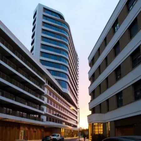 Hampton By Hilton Center East ホテル