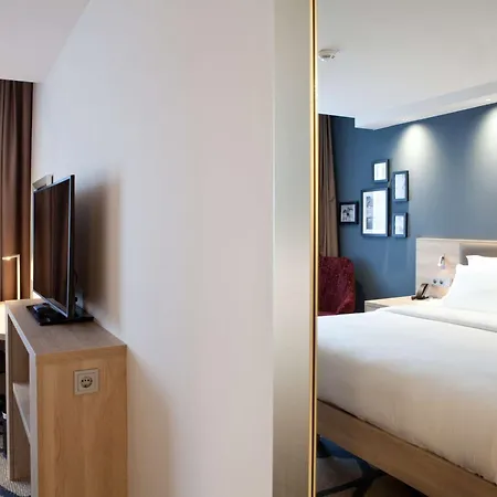 Hampton By Hilton Center East 3*