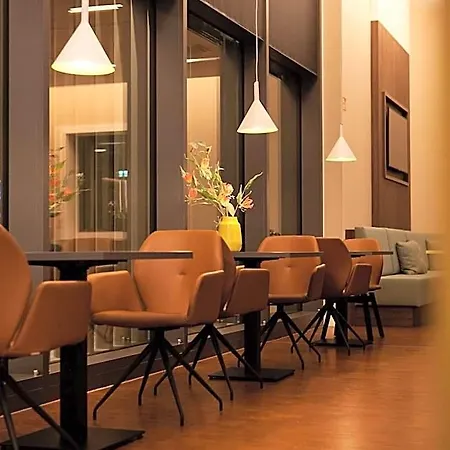 Hampton By Hilton Center East Hotell 3*