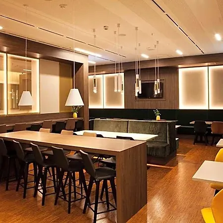 Hampton By Hilton Center East فندق