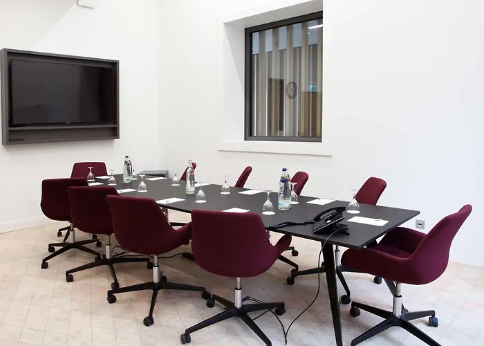 Hampton By Hilton Center East מלון