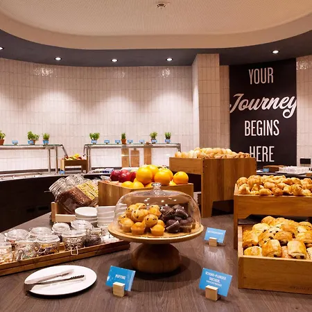 Hampton By Hilton Center East Hotell 3*