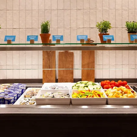 Hampton By Hilton Center East Hotell