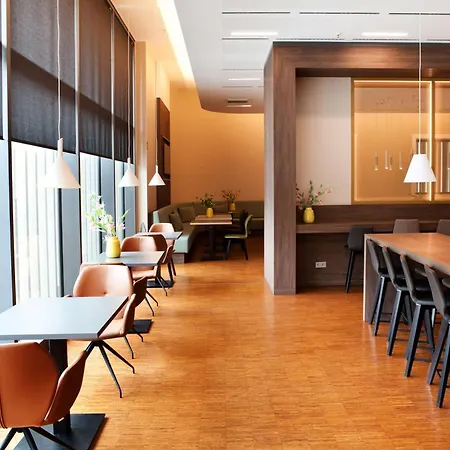 Hampton By Hilton Center East 酒店 3*