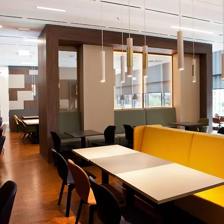 Hampton By Hilton Center East 酒店